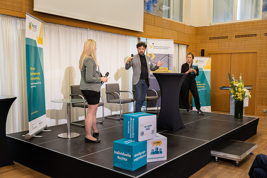 von links: Dr. Anja Kettgen-Hahn moderiert die Fragen des Publikums an Joost van Haelst und Leen Ackaert.