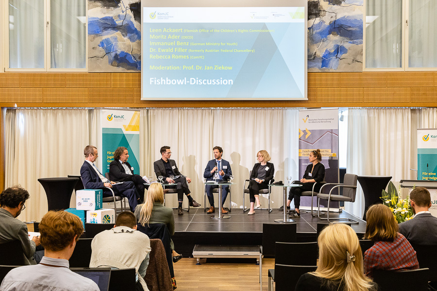 Fishbowl-Diskussionsrunde mit (von links): Prof. Dr. Jan ZIekow (Moderation), Dr. Ewald Filler, Immanuel Benz, Moritz Ader, Rebecca Romes und Leen Ackaert